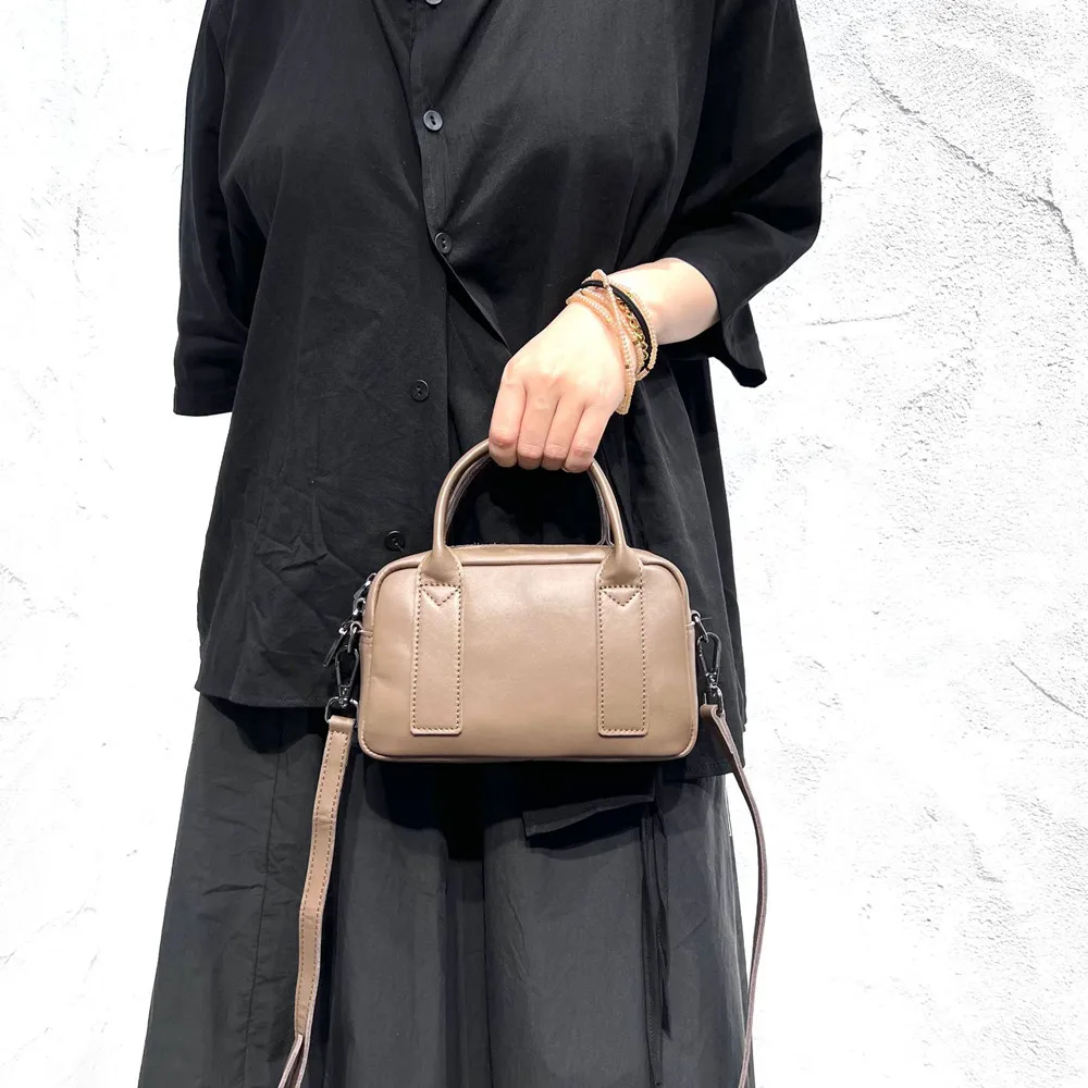 първият слой от естествена кожа малка черна верблюжья чанта през рамо за жени реколта чанта ръчна изработка с капак на рамото Изображение 2