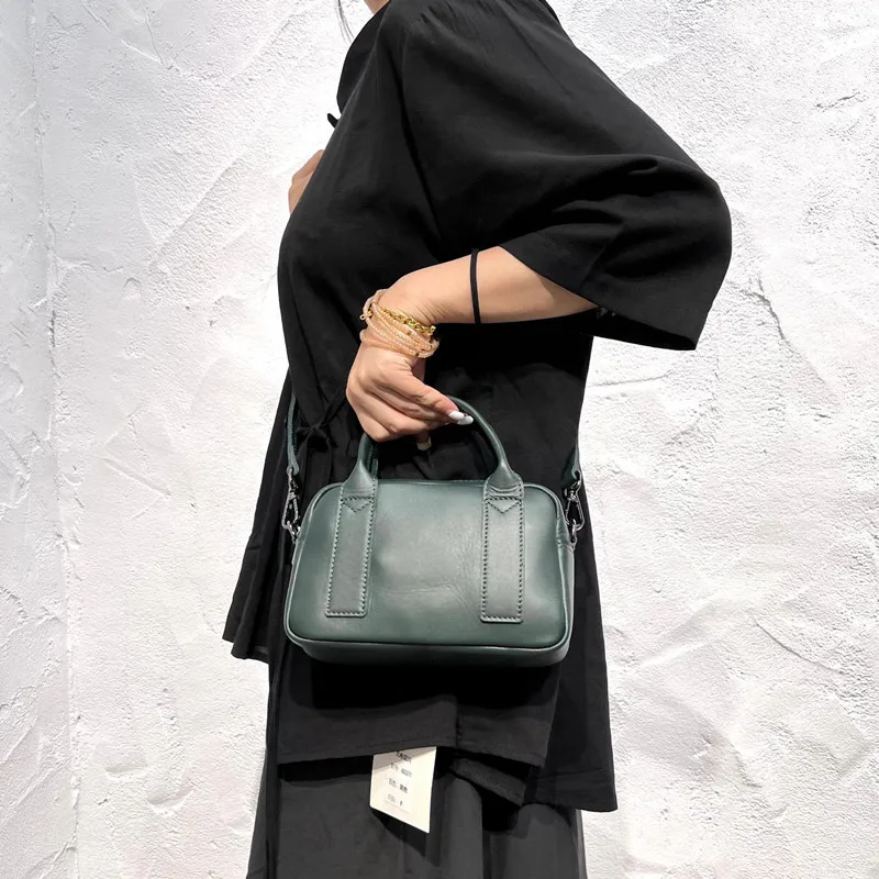 първият слой от естествена кожа малка черна верблюжья чанта през рамо за жени реколта чанта ръчна изработка с капак на рамото Изображение 3
